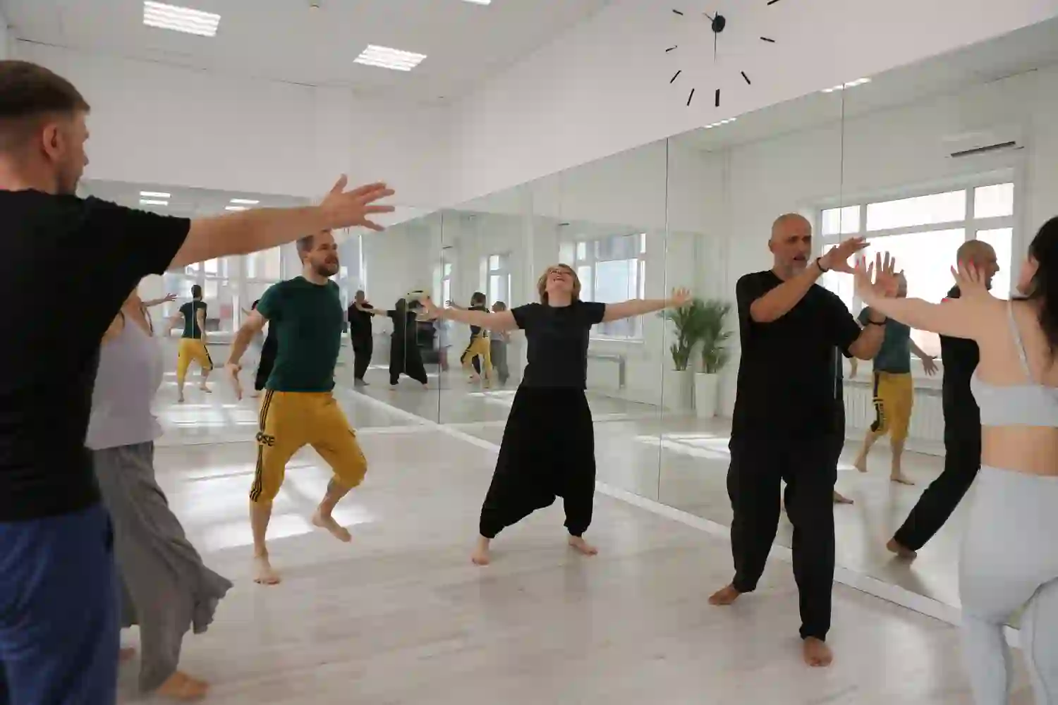 Группа движется в процессе AUM